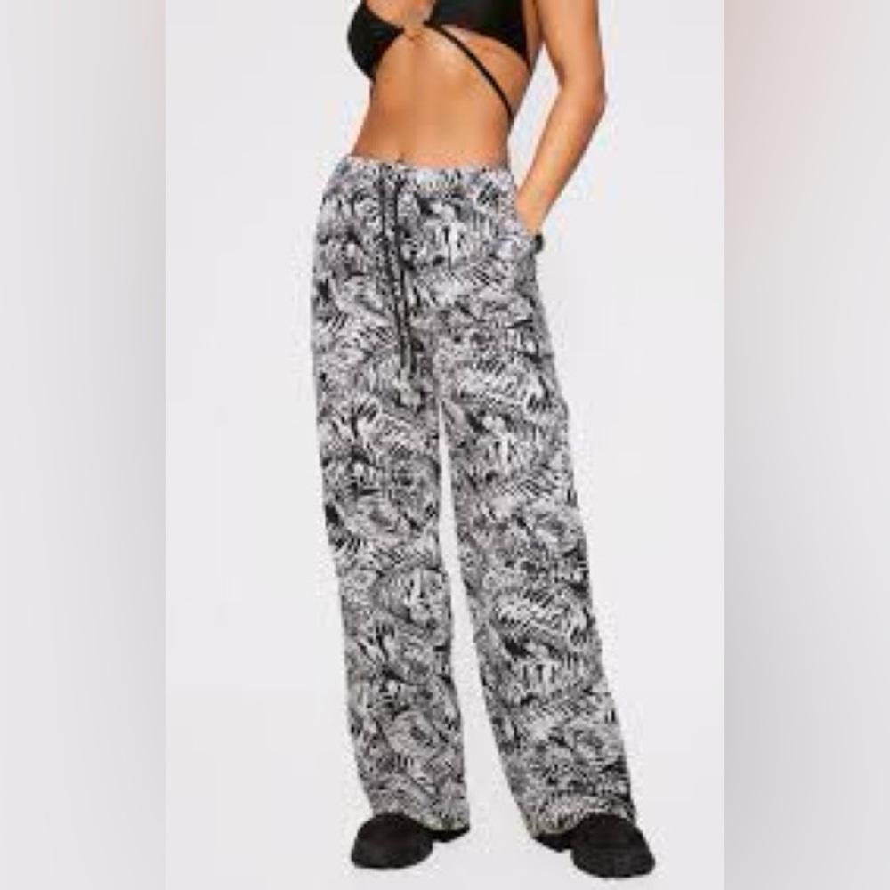 Pretty Little Thing Black Printed Drawstring Waist Wide Leg Sweatpants